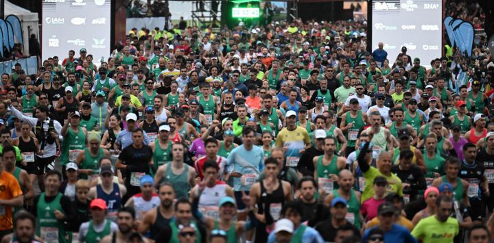 Los corredores compiten en el Maratón Internacional de Buenos Aires en Buenos Aires.
