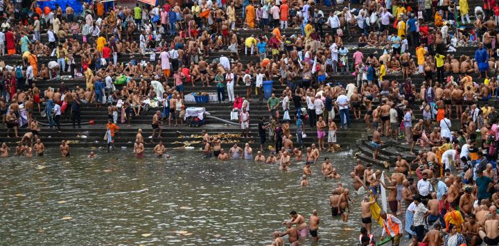 Los Los devotos realizan rituales religiosos conocidos como 'Tarpan' el último día de 'Pitru Paksha', un período sagrado observado para rendir obediencia a los antepasados durante el mes lunar hindú, en el templo tanque Banganga en Mumbai, India.