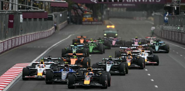 Los pilotos toman la salida del Gran Premio de Fórmula 1 de Azerbaiyán en el Circuito de la Ciudad de Bakú.