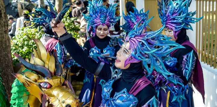 Una artista se toma fotografías previo a asistir al Carnaval Magelang Etno, en Magelang, en Java Central, Indonesia.