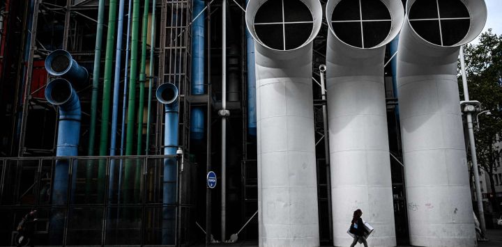 Una mujer pasa frente al Centro Nacional de Arte y Cultura Georges Pompidou, en el barrio de Beaubourg, París.