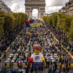 La gente participa en un concurso de Lego gigante en la avenida de los Campos Elíseos en París. | Foto:Guillaume Baptiste / AFP
