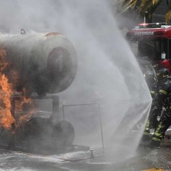Los bomberos luchan por extinguir el incendio de un tanque de combustible durante un simulacro de sismo para conmemorar el 40 aniversario del terremoto de 1985 en la Ciudad de México. | Foto:YURI CORTEZ / AFP