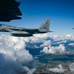 Un caza F-15 de la Fuerza Aérea de Autodefensa de Japón (al frente) y un Eurofighter alemán en vuelo durante una demostración conjunta en el marco de una jornada de prensa en la base aérea militar de Laage, al sur de Rostock, noreste de Alemania. | Foto:TOBIAS SCHWARZ / AFP