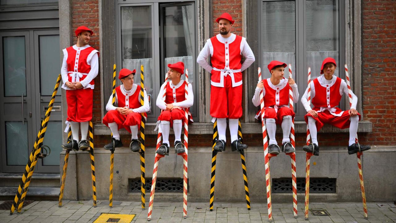 Zanqueros esperan para competir en el torneo de Zanquillos de Oro, una competición de zancos organizada en el marco del Festival de Valonia, en la plaza Saint-Aubain de Namur. Las competiciones de zancos de Namur se inscribirán en la lista del patrimonio de la UNESCO. | Foto:JOHN THYS / AFP