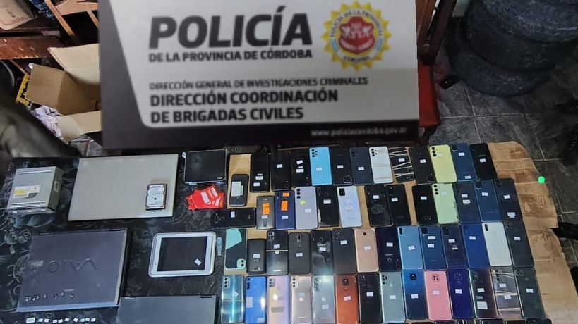 BANDA DE ROBACELULARES. Fueron detenidos tres y siguen los procedimientos para dar con el paradero del resto. Casi un centenar de dispositivos fueron secuestrados.