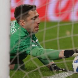 El arquero de Racing, Facundo Cambeses, detiene la pelota antes de que cruce la línea de gol durante el partido de vuelta de los cuartos de final de la Copa Libertadores entre Racing y Vélez Sarsfield en el Estadio Presidente Juan Domingo Perón en Avellaneda, provincia de Buenos Aires, Argentina. | Foto:LUIS ROBAYO / AFP