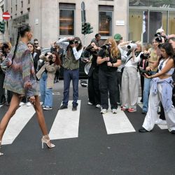 Fotógrafos callejeros trabajan en el exterior del desfile de Missoni en la Semana de la Moda de Milán, Primavera/Verano 2026. | Foto:STEFANO RELLANDINI / AFP