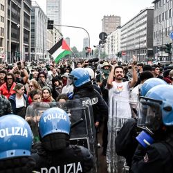 Imagen de manifestantes pro-Palestina enfrentándose a la policía en la Estación Central, en Milán, Italia. | Foto:Xinhua
