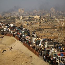 Palestinos se desplazan con sus pertenencias hacia el sur por una carretera en la zona del campo de refugiados de Nuseirat, en el centro de la Franja de Gaza, mientras Israel intensifica su ofensiva terrestre para capturar la ciudad de Gaza en medio de la guerra contra Hamás. | Foto:Eyad Baba / AFP