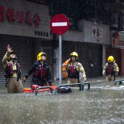 Un equipo de rescate habla con los habitantes de un edificio durante el paso del supertifón Ragasa en Macao. Vientos fuertes, lluvias torrenciales y mares agitados azotaron Hong Kong cuando el supertifón Ragasa se dirigía al sur de China tras causar la crecida de un lago que causó la muerte de al menos 14 personas en Taiwán. | Foto:Eduardo Leal / AFP