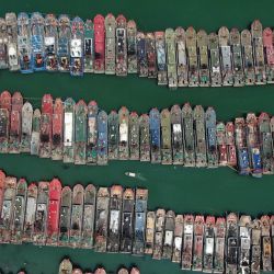 Vista aérea tomada con un dron de botes pesqueros atracados en un puerto pesquero en la isla de Hailing, en la ciudad de Yangjiang, en la provincia de Guangdong, en el sur de China. | Foto:Xinhua/Deng Hua