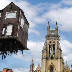 Vista de la instalación "Arrancada de raíz" del artista argentino Leandro Erlich, una intervención destacada vista durante la Bienal Internacional de Arte BOG25 en el Parque de Lourdes en Bogotá, Colombia. | Foto:Luis Acosta / AFP