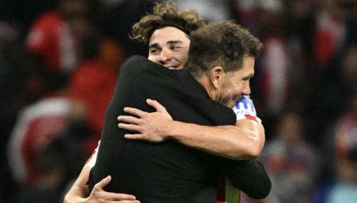 Julián Álvarez y Diego Simeone