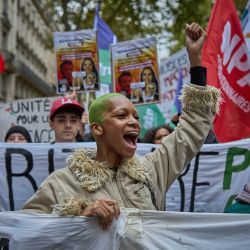 Estudiantes y sindicalistas corean consignas mientras se manifiestan por el centro de París, en una continuación de las protestas contra las reformas presupuestarias del gobierno francés. | Foto:Kiran Ridley / AFP