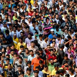 Los fanáticos se reúnen para rendir homenaje a los restos mortales del músico indio Zubeen Garg en Jalukbari, Guwahati. | Foto:BIJU BORO / AFP