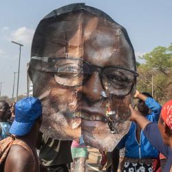 Partidarios del expresidente de Malawi, Peter Mutharika, y del Partido Democrático Progresista (PPD) portan un póster con el rostro del presidente de Malawi, Lazarus Chakwera, tras reconocer su derrota en las elecciones de la semana pasada, celebradas en Lilongwe. | Foto:AMOS GUMULIRA / AFP