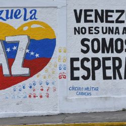  Un hombre camina frente a un mural, en Caracas, Venezuela. | Foto:Xinhua/Marcos Salgado