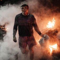 Un trabajador transfiere mejillones verdes recién hervidos de un barril reconvertido a una cesta en una planta de procesamiento en Cilincing, al norte de Yakarta, Indonesia. | Foto:Yasuyoshi Chiba / AFP