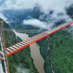 Vista aérea tomada con un dron del gran puente de Tianmen bajo construcción, en la provincia de Guizhou, en el suroeste de China. El gran puente de Tianmen en la carretera Anshun-Panzhou, con una longitud de 1.553 metros y cuyo piso se eleva unos 560 metros sobre el agua del cañón. | Foto:Xinhua/Liu Xu