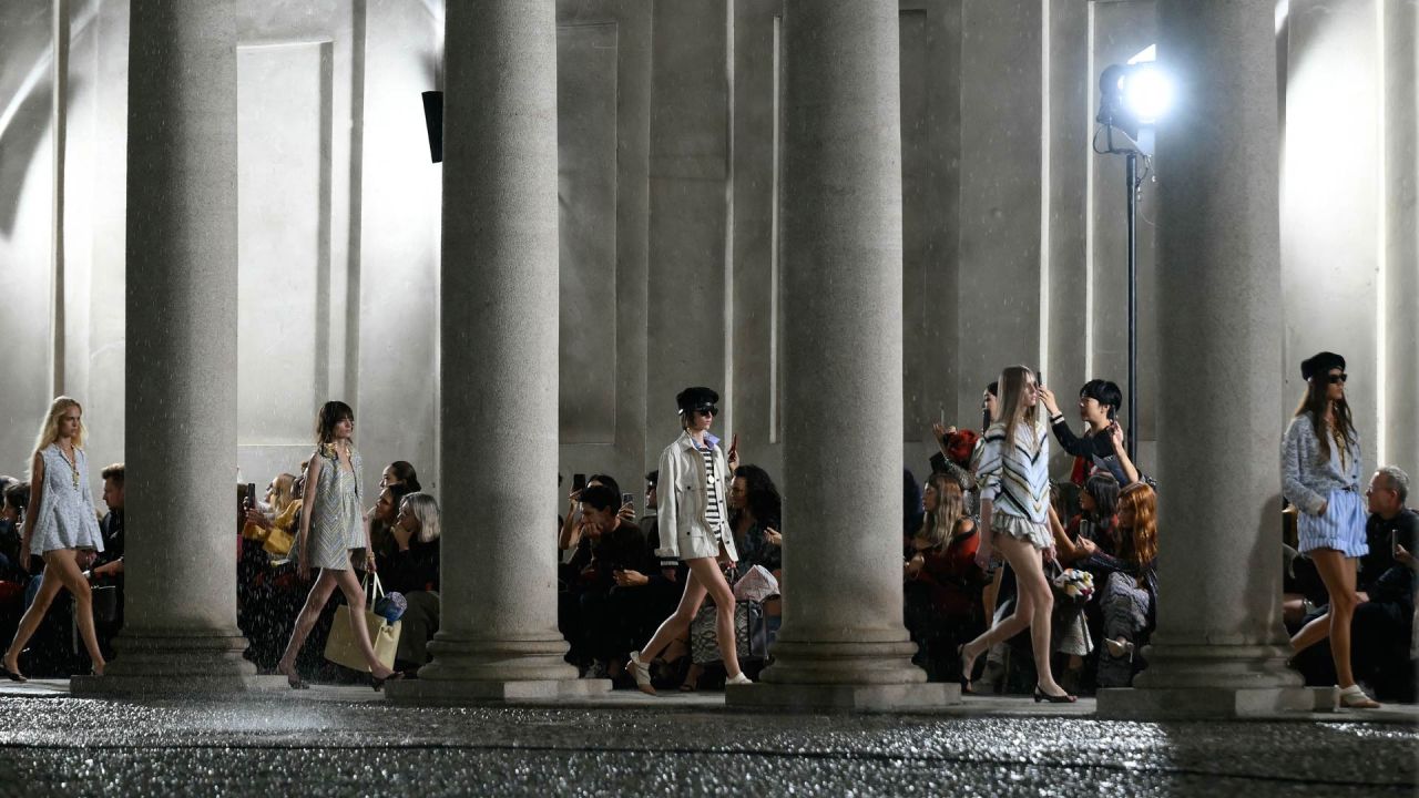 Modelos desfilan por la pasarela durante el desfile de la colección Missoni en la Semana de la Moda de Milán, Primavera/Verano 2026. | Foto:MARCO BERTORELLO / AFP