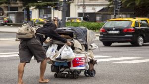 La pobreza bajó al 31,6% en el primer semestre de 2025, el nivel más bajo en siete años