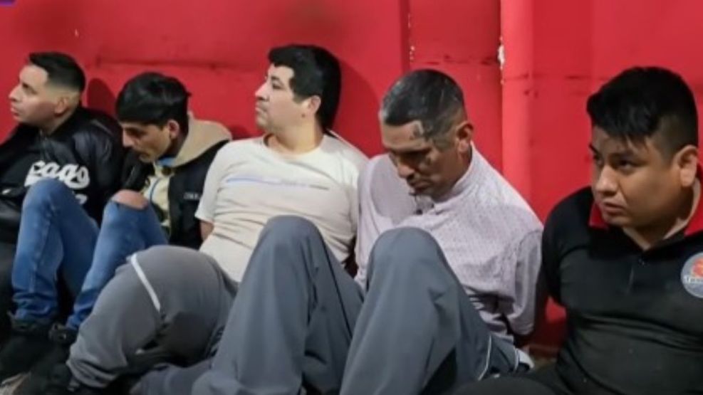 Ocho hombres fueron demorados este miércoles por la noche en medio de un allanamiento en Villa Zavaleta