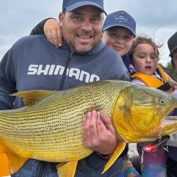 La veda que impide pescar pejerrey los días de semana y el clima le juegan una mala pesada al pescador deportivo.