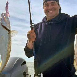 La veda que impide pescar pejerrey los días de semana y el clima le juegan una mala pesada al pescador deportivo.