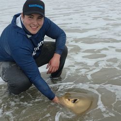 La veda que impide pescar pejerrey los días de semana y el clima le juegan una mala pesada al pescador deportivo.