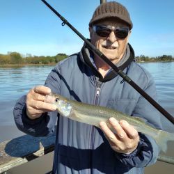 La veda que impide pescar pejerrey los días de semana y el clima le juegan una mala pesada al pescador deportivo.
