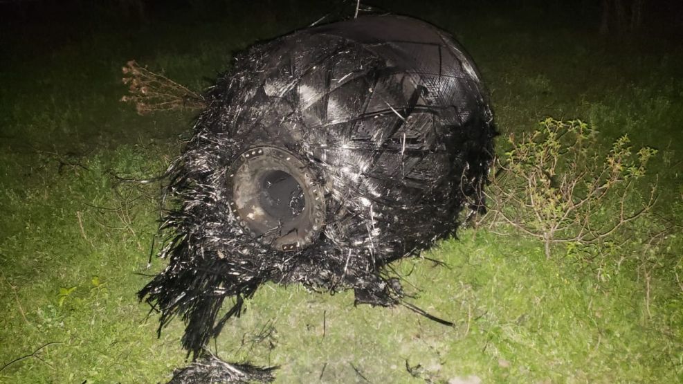 El objetó que cayó en una zona rural de Puerto Tirol. 