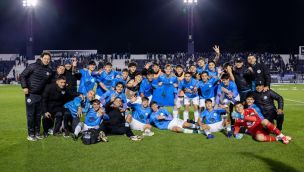 SE FORMAN Y GANAN. Los pibes de la Reserva celebrando tras la goleada a Talleres en el Torneo Proyección.