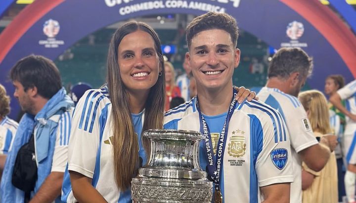 Con un guiño a River, Julián Álvarez y Emilia Ferrero eligieron el nombre para su primer hijo