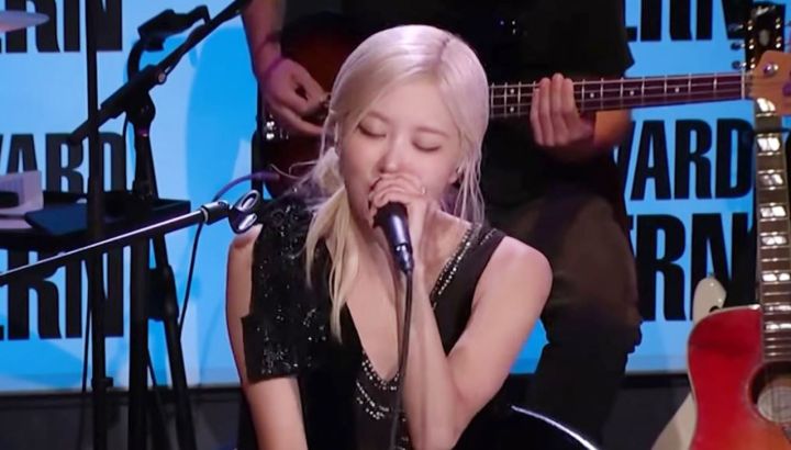 Rosé impactó con su talento versionando a Lana Del Rey y Paul Simon en el programa de Howard Stern