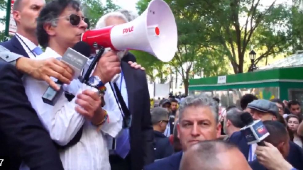 Petro en el acto en que pidió a los militares estadounidenses "que no cumplan las órdenes de Trump".