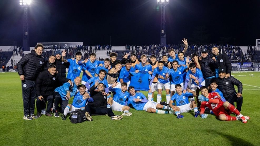 SE FORMAN Y GANAN. Los pibes de la Reserva celebrando tras la goleada a Talleres en el Torneo Proyección.