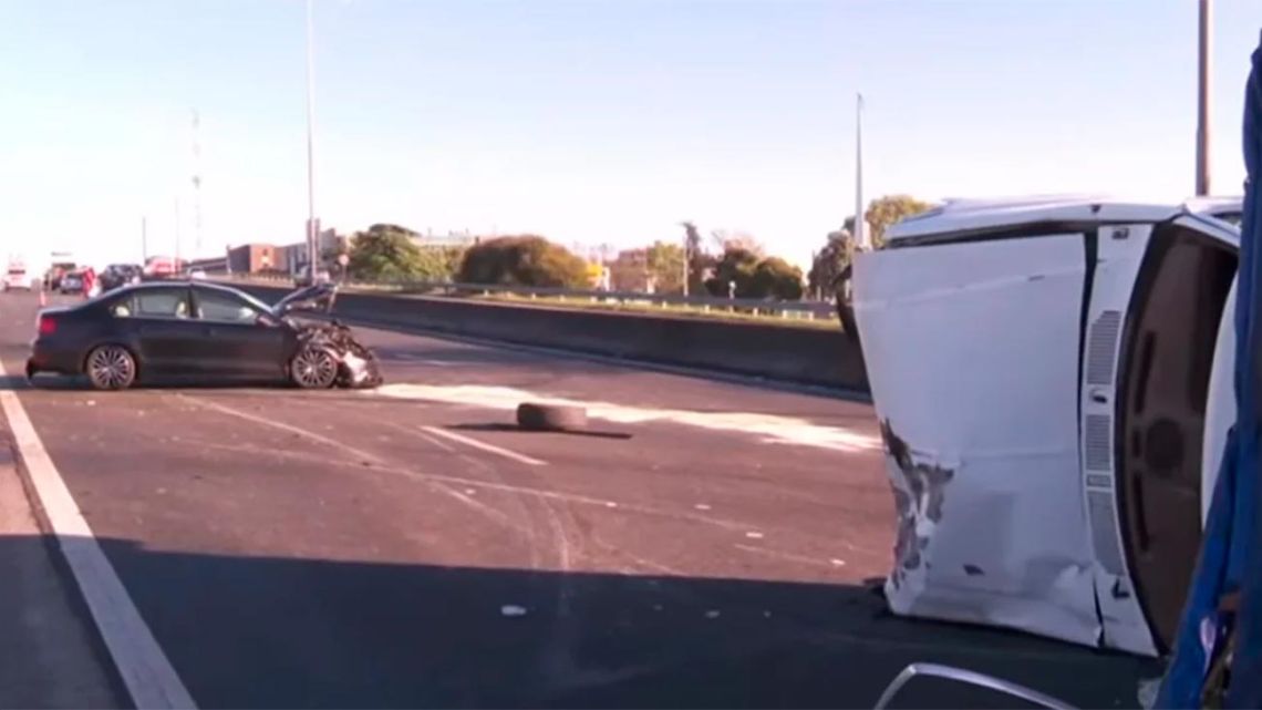 Choque y vuelco en Avenida General Paz: hubo un herido y caos de ...