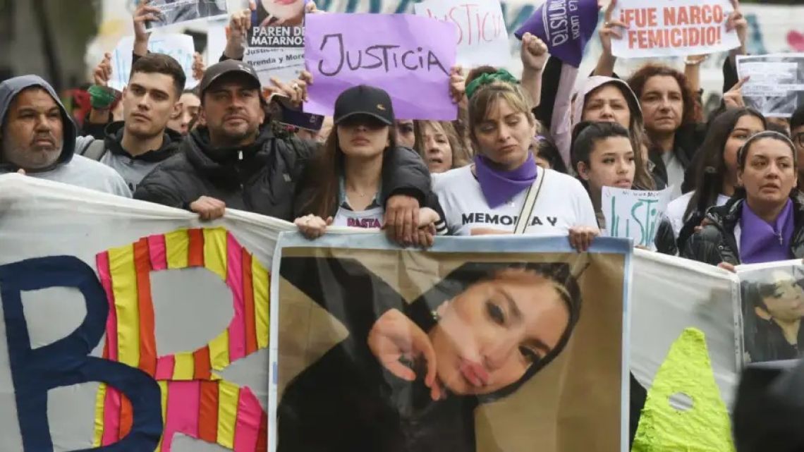Thousands of people marched this Saturday in the capital to protest last week’s horrific narco-linked triple murder in Florencio Varela. 