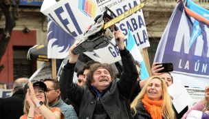280925_milei_motosierra_campaña_afp_g