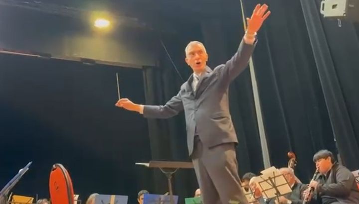Nelson Castro sorprendió en su debut como director de orquesta: el video