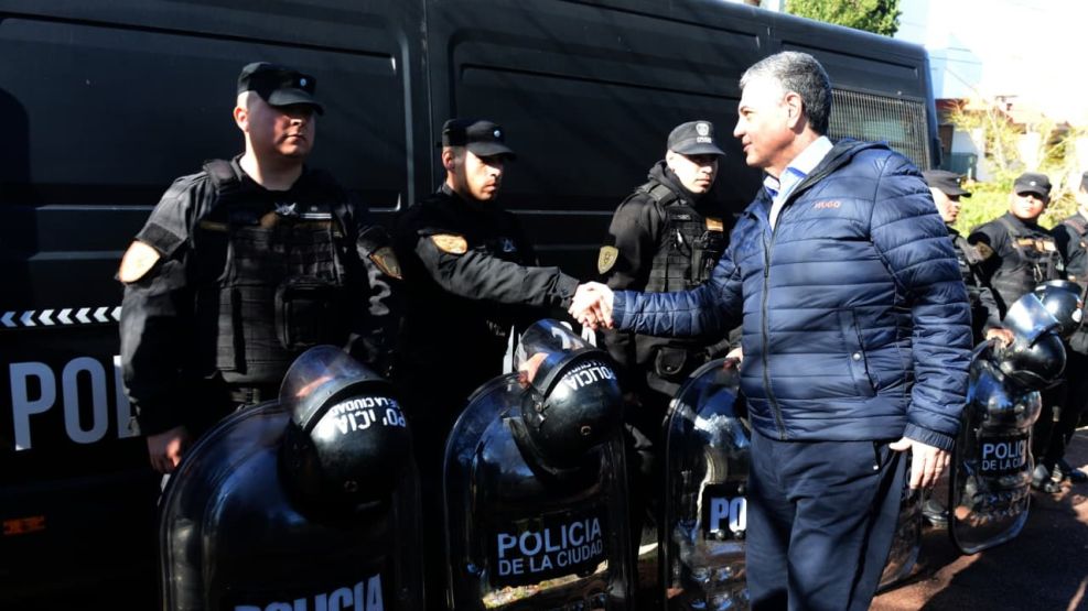 La Policía porteña desalojó a los manteros del Parque Saavedra con la presencia de Jorge Macri