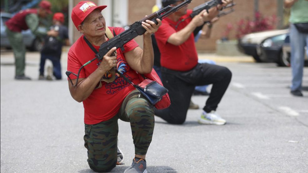 Maduro sigue preparando sus fuerzas ante un eventual ataque estadounidense.