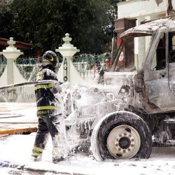 Bomberos extinguen el incendio de un camión a las puertas de un cuartel militar durante una manifestación por el 11.º aniversario de la desaparición de los 43 estudiantes de Ayotzinapa, en la Ciudad de México. | Foto:AFP
