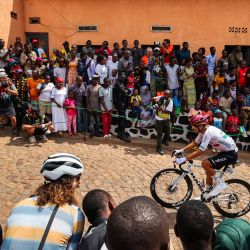 El ciclista mexicano Moctezuma Frayre sube por el tramo adoquinado del Mur de Kigali en la prueba de ciclismo en ruta élite masculina del Campeonato Mundial de Ciclismo en Ruta UCI 2025, en Kigali. | Foto:ANNE-CHRISTINE POUJOULAT / AFP