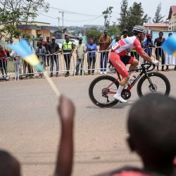 El ciclista turco Ramazan Yilmaz compite en la prueba masculina sub-23 de ciclismo en ruta durante el Campeonato Mundial de Ciclismo en Ruta UCI 2025, en Kigali. | Foto:ANNE-CHRISTINE POUJOULAT / AFP