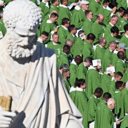 El clero asiste a la misa jubilar de los catequistas dirigida por el Papa León en la plaza de San Pedro en el Vaticano. | Foto:ALBERTO PIZZOLI / AFP