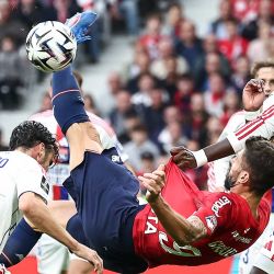 El delantero francés del Lille, Olivier Giroud, intenta una chilena durante el partido de la primera división francesa entre el Lille LOSC y el Olympique Lyonnais (OL), en el Stade Pierre-Mauroy en Villeneuve-d'Ascq, norte de Francia. | Foto:SAMEER Al-DOUMY / AFP