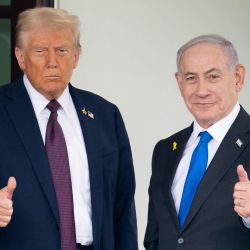 El presidente de Estados Unidos, Donald Trump, saluda al primer ministro israelí, Benjamin Netanyahu, a su llegada al Ala Oeste de la Casa Blanca en Washington, D. C.. | Foto:SAUL LOEB / AFP