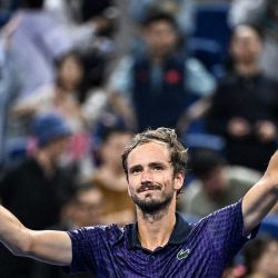 El ruso Daniil Medvedev celebra su victoria contra el alemán Alexander Zverev tras su partido individual masculino en el Abierto de China, en Pekín. | Foto:PEDRO PARDO / AFP